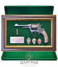 Панно пистолет «Наган» со знаками ФСБ