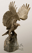 Скульптура "Орел на скале"