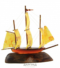 Сувенир из янтаря «Кораблик» на дереве